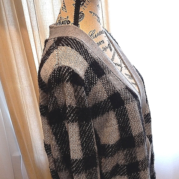 Time and Tru Women's Eyelash Patterned Cardigan, Black Plaid. Size M - Picture 4 of 13